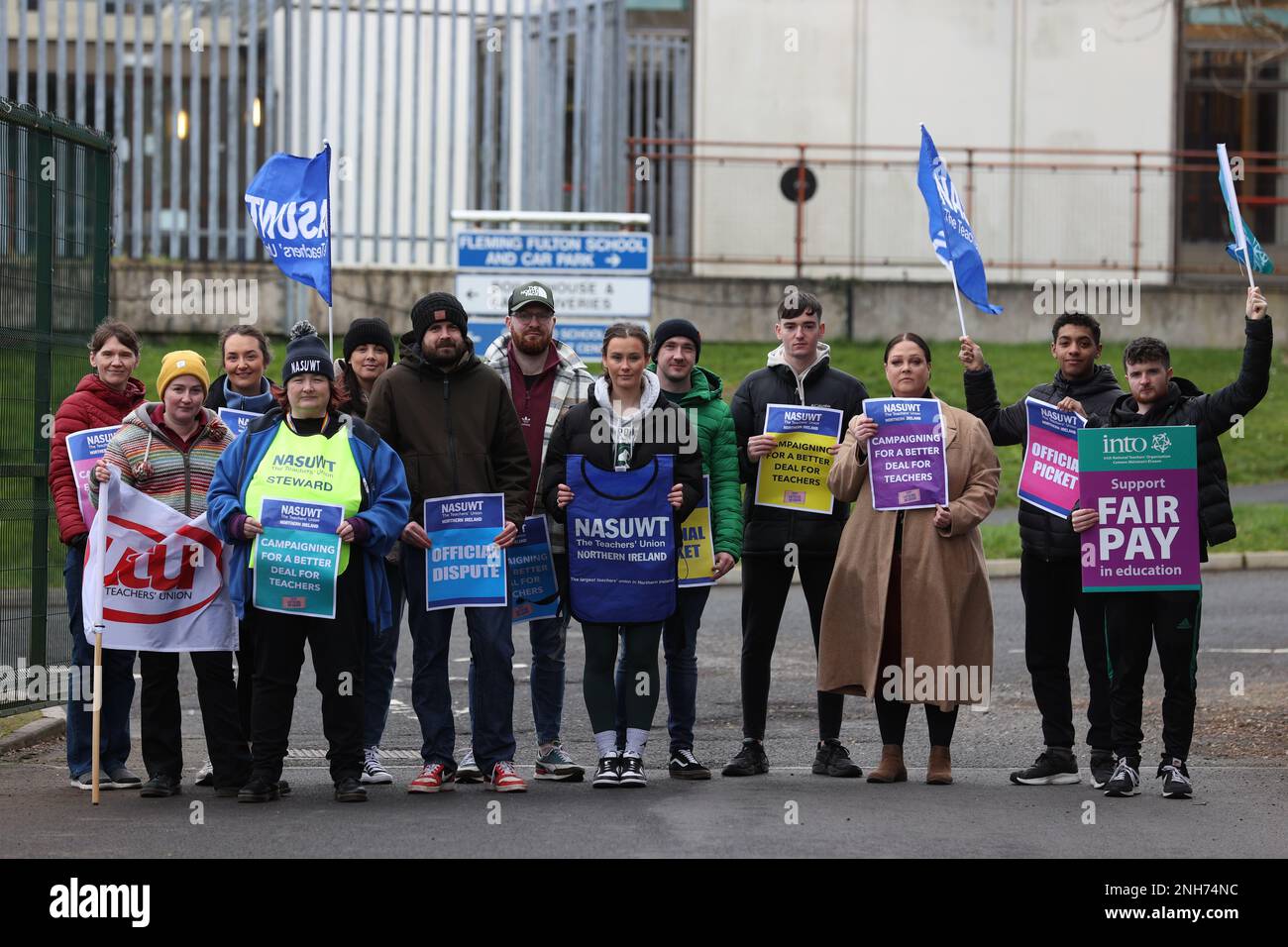 Lehrer an der Streikposten vor dem Oakwood School & Assessment Centre in Belfast. Lehrkräfte von fünf Gewerkschaften in Nordirland nehmen an einem 12-Stunden-Streik Teil, in dem es um die Bezahlung und die Zukunft des Berufs geht. Foto: Dienstag, 21. Februar 2023. Stockfoto