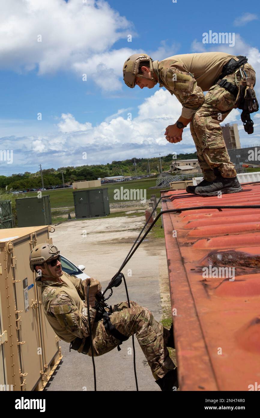 SANTA RITA, Guam (20. Juli 2022) Seeleute, die der EODMU 5 (Explosive Ordnance Disposal Mobile Unit) zugewiesen sind, erlernen die technischen Fähigkeiten, die erforderlich sind, um eine Autobahnlinie zu errichten, sodass sie effizient und sicher auf der vertikalen Seite gestapelter CONEX-Boxen für den Zugang zu engen Räumen nach oben und unten navigieren können. Stockfoto