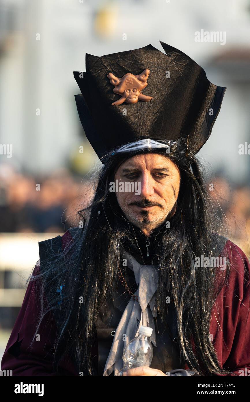 Piratenabenteuer, Mann im Kostüm beim Karneval Stockfoto