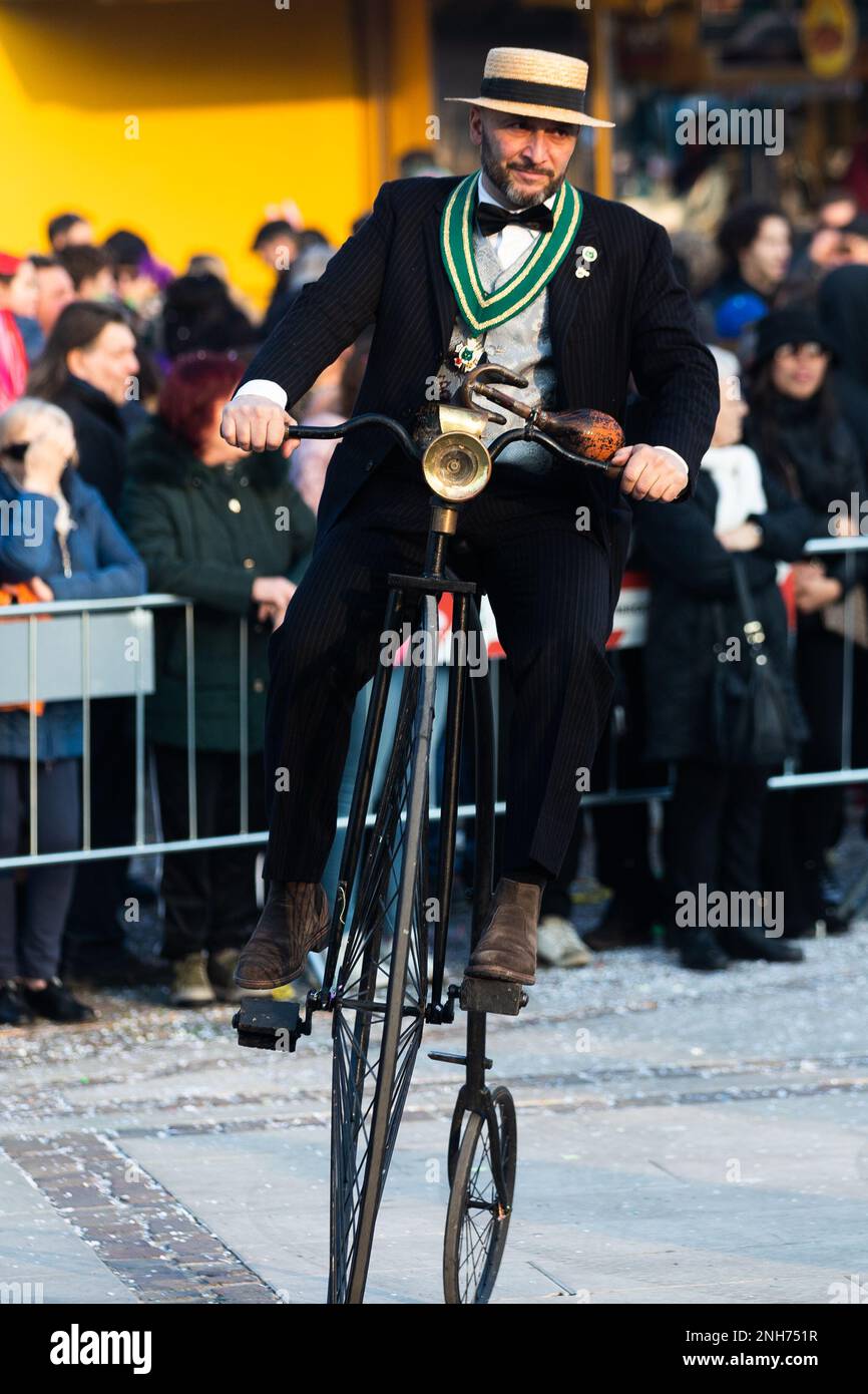 Nostalgie aus dem 19. Jahrhundert: Karnevalsbesucher fahren auf einer Penny Farthing Stockfoto