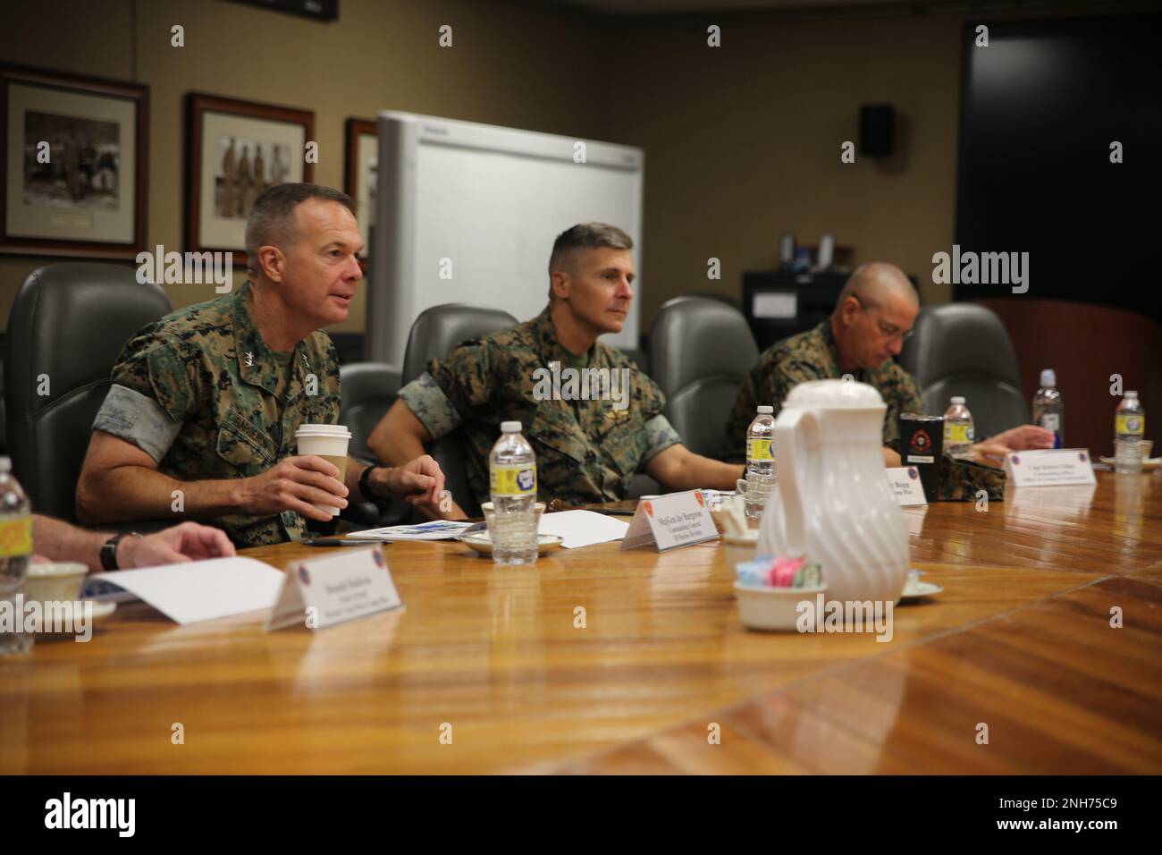 USA Marinekorps, Generalmajor Jay M. Bargeron, kommandierender General der 3. Marine Division, Left, besucht Joint Region Marianas auf einer Reise durch verschiedene Militärstützpunkte auf Guam, 20. Juli 2022. Mehrere führende Führer kamen zusammen, um die künftige Entwicklung der militärischen Präsenz und des Baus in Guam zu erörtern. Stockfoto