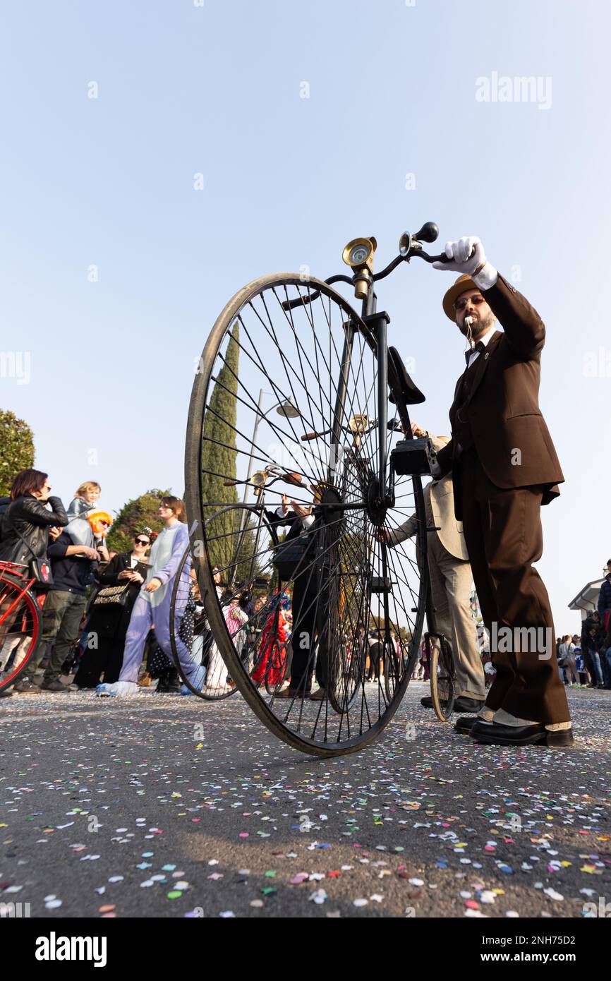Retro-Fahrradtour: Der Mann auf einem High-Wheel-Bike geht beim Carnival auf die Straße Stockfoto