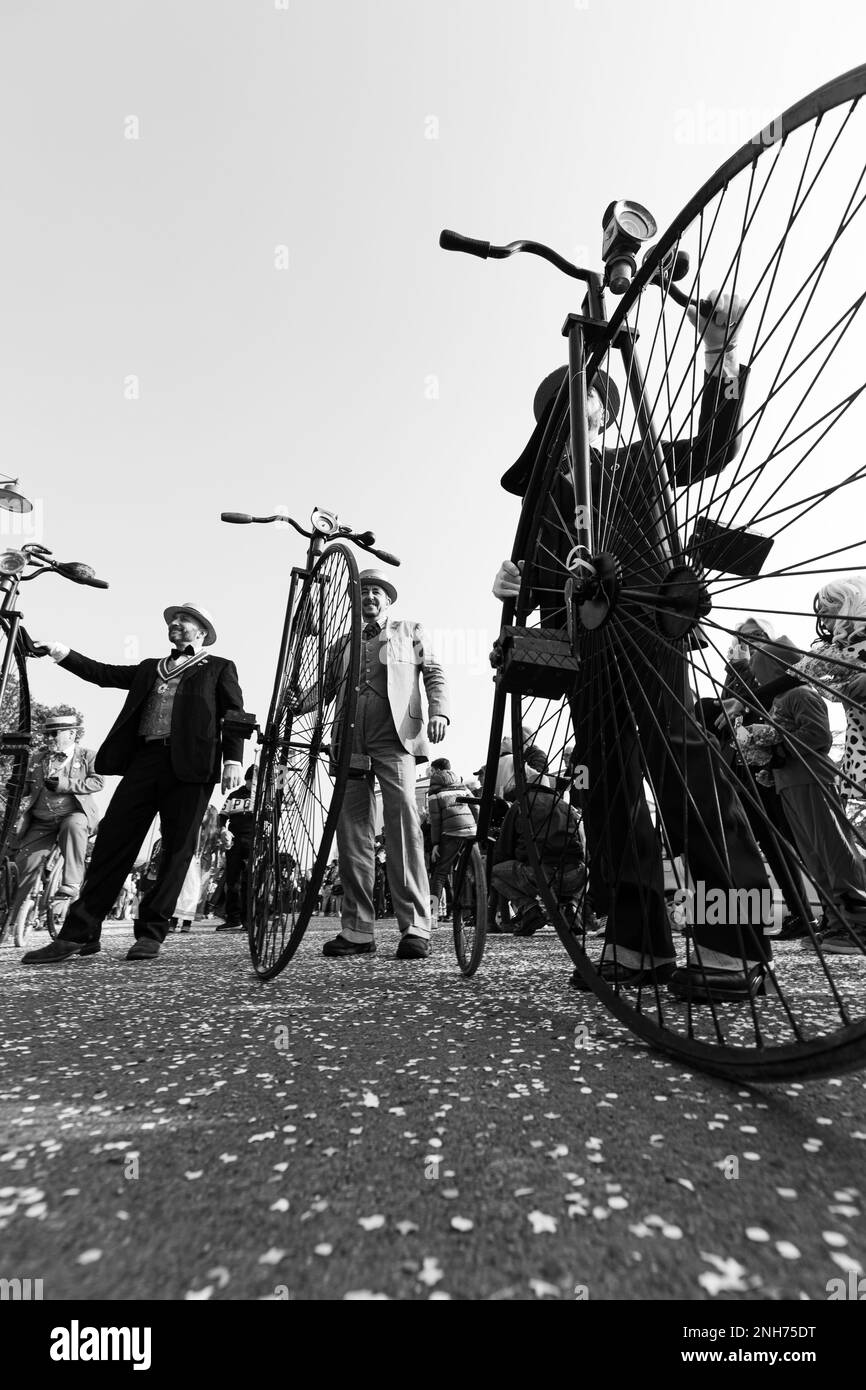 Eine Reise in die Vergangenheit: Das High Wheel Bike erscheint auf dem Karneval Stockfoto