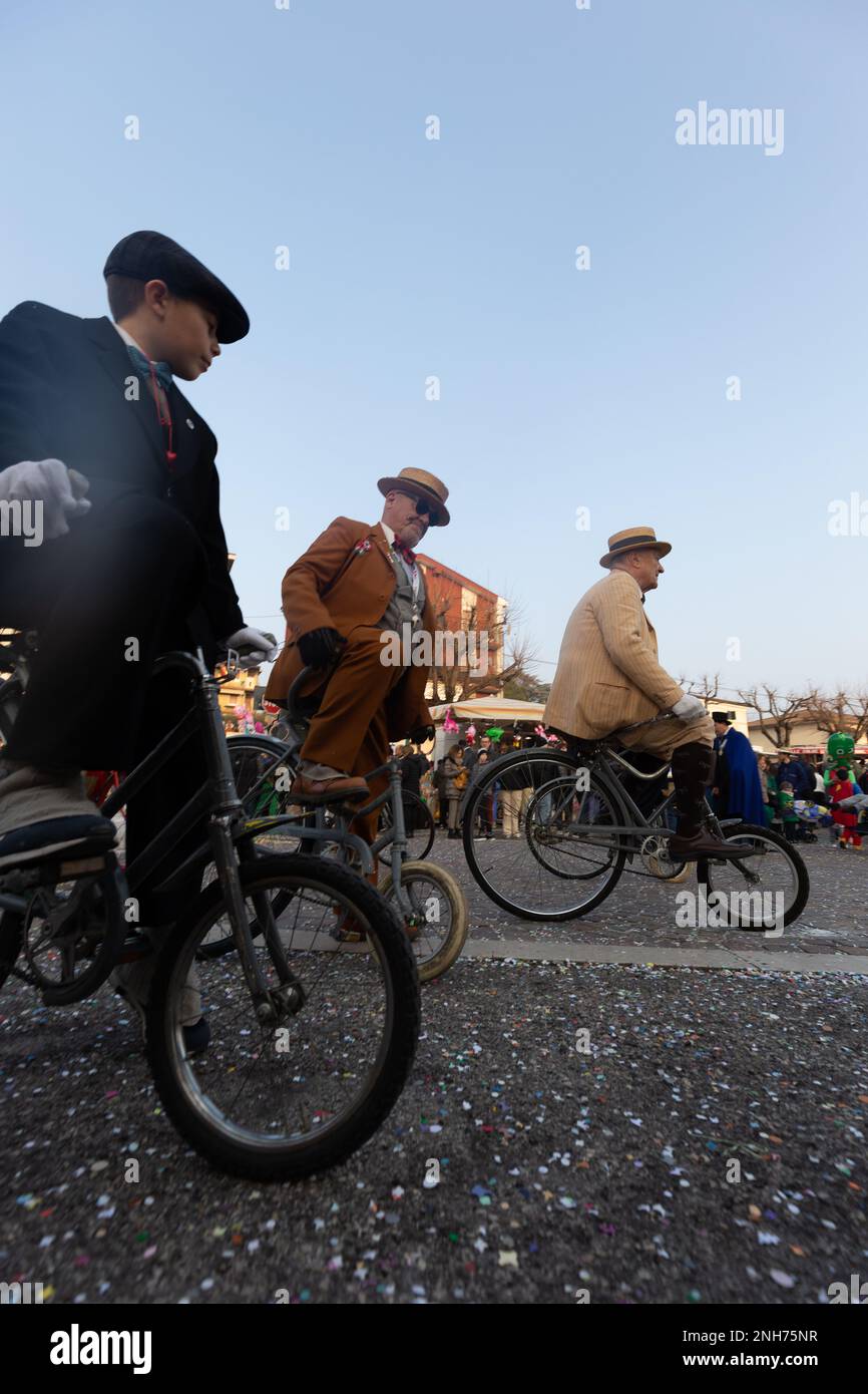 Antique Bicycle Adventure: Karnevalsbesucher fahren auf einer Penny Farthing durch die Menschenmassen Stockfoto