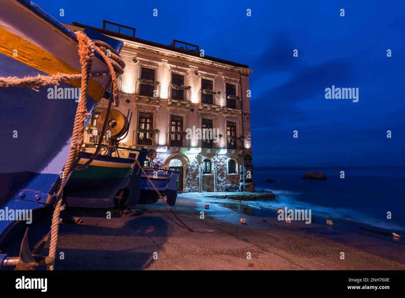 Das malerische Fischerdorf Chianalea bei Einbruch der Dunkelheit, Kalabrien Stockfoto