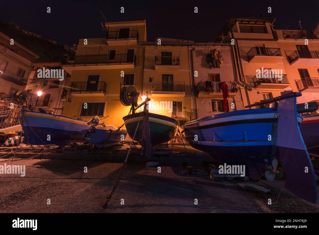 Das malerische Fischerdorf Chianalea bei Nacht, Kalabrien Stockfoto