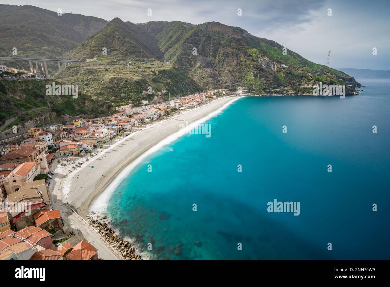 Panoramablick auf Marina Grande und Scilla Beach, Kalabrien Stockfoto