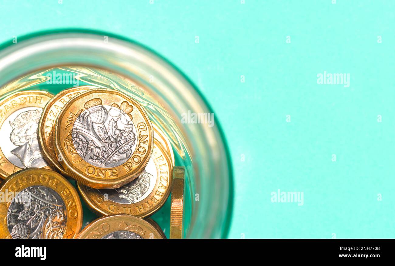Ein Pfund Münzen im Glas Stockfoto
