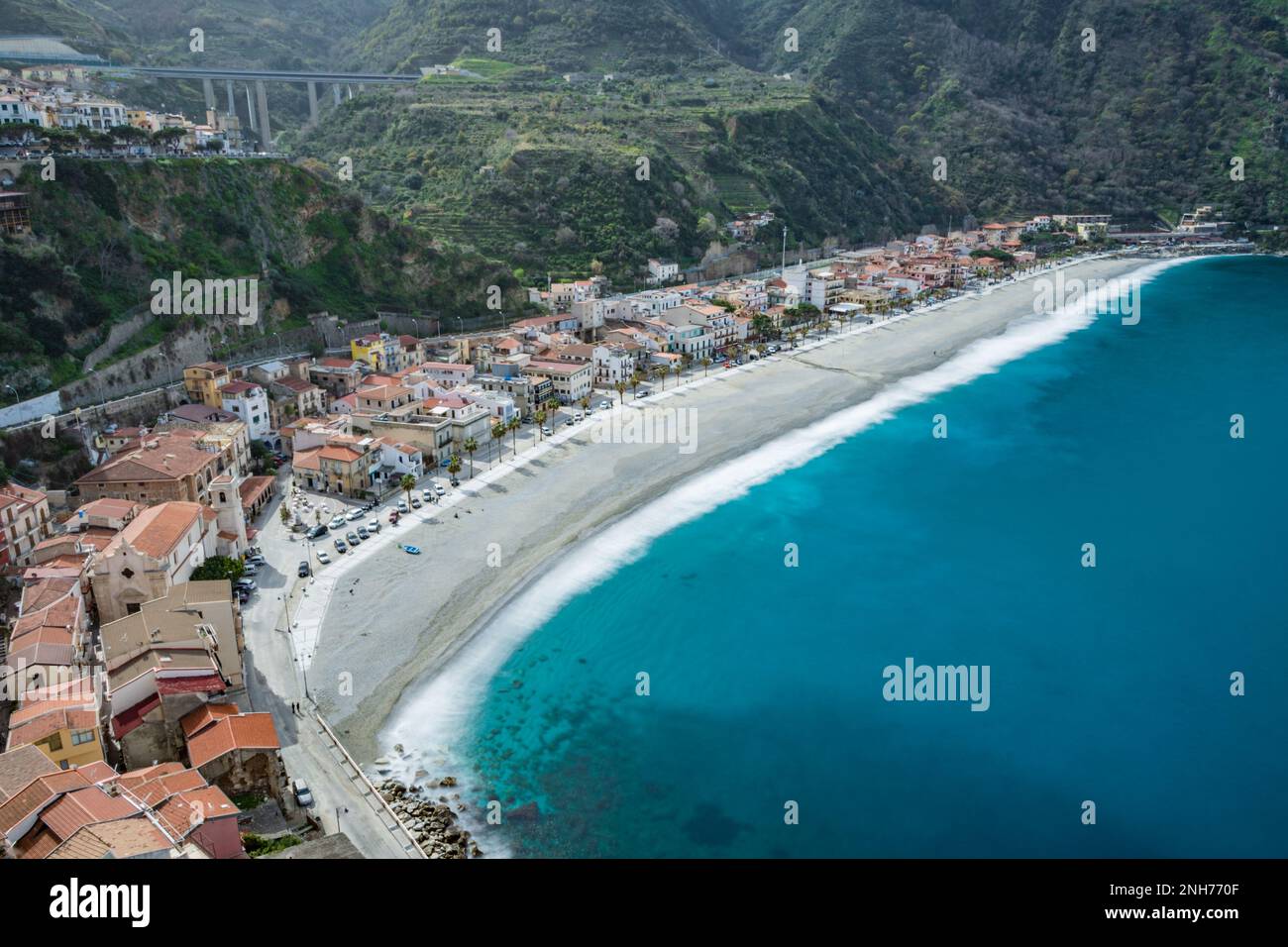 Panoramablick auf Marina Grande und Scilla Beach, Kalabrien Stockfoto