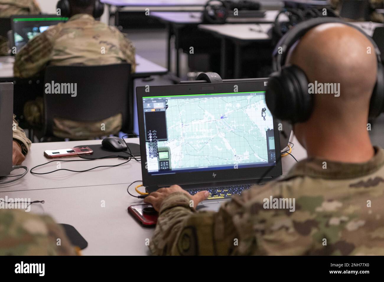 Soldaten der Armeereserve trainieren am Virtual Battlespace Simulator (VBS3) im Rahmen der WAREX 78-22-02-Übung in Fort McCoy WI. Der Zweck des VBS3 ist die Bereitstellung einer virtuellen Umgebung für die Vorbereitung der Loipen, die später in der Woche stattfinden. WAREX ist eine jährlich stattfindende Trainingsveranstaltung, bei der sowohl Kampfunterstützung als auch Kampfdienstunterstützung eingesetzt werden, um Soldaten der United States Army Reserve auszubilden. Fort McCoy WI, VBS3, WAREX, Stockfoto