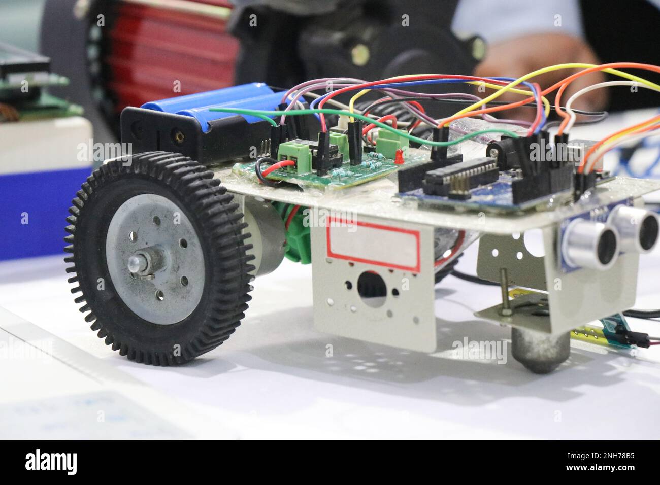 Roboterfahrzeug aus einem programmierbaren Mikrocontroller, der Flexibilität bietet, Änderungen an den Bewegungsfunktionen vorzunehmen Stockfoto