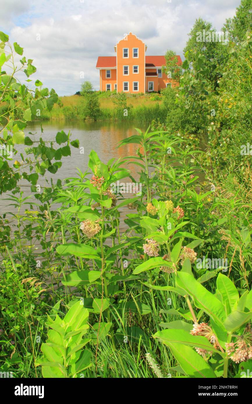 Montebello Bed & Breakfast Inn mit einem Teich und Reflexion, umgeben von Milchalgenpflanzen und Bäumen. Stockfoto