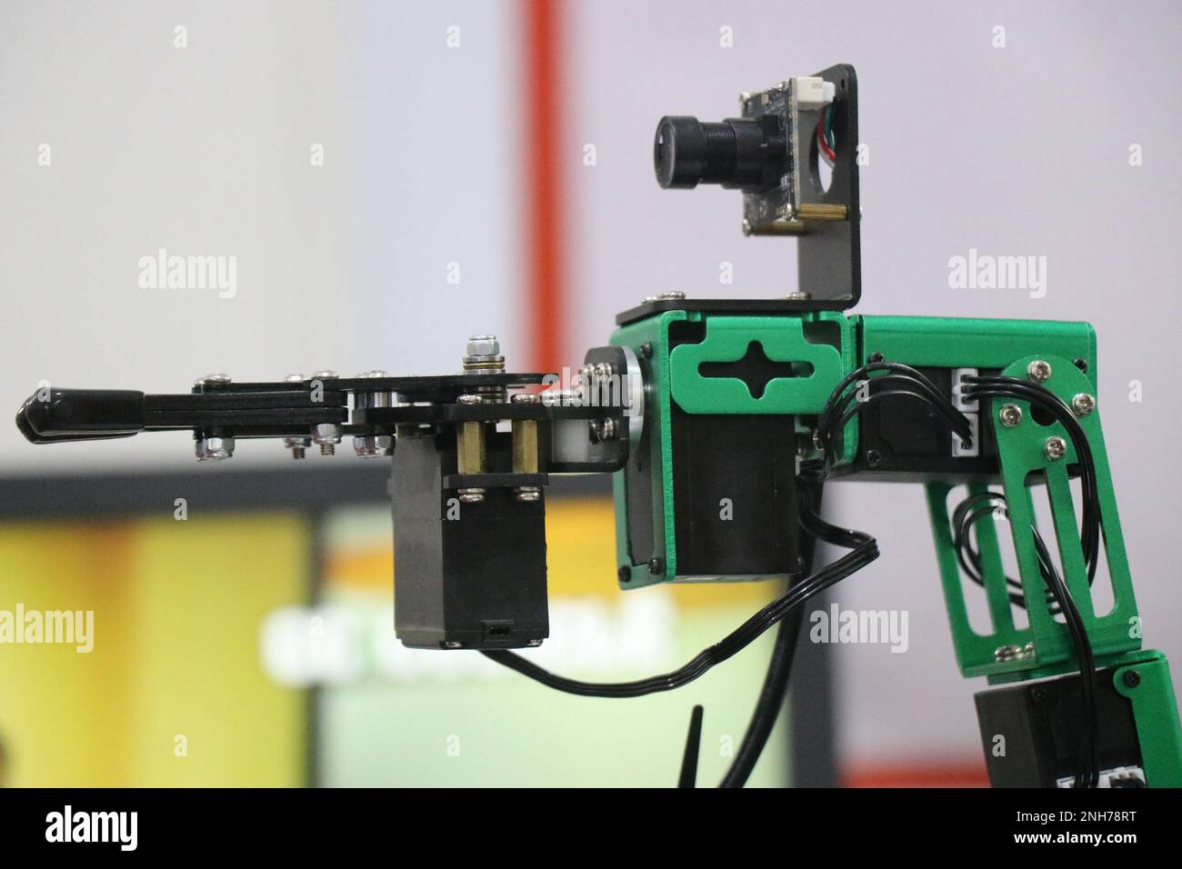 Roboterarmgreifer mit Metallgetriebe und Kameramodul, das die Art der Objekte erkennt. Roboterprojekt mit künstlicher Intelligenz Stockfoto