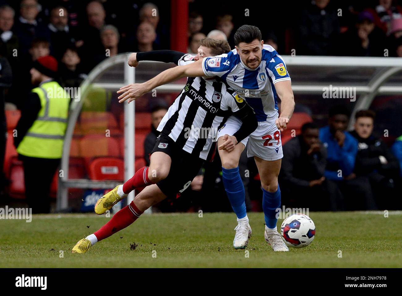 Connor Hall of Colchester United kämpft mit George Lloyd von Grimsby Town - Grimsby Town V Colchester United, Sky Bet League Two, Blundell Park, Cleethorpes, Großbritannien - 11. Februar 2023 nur redaktionelle Verwendung - DataCo-Einschränkungen gelten Stockfoto