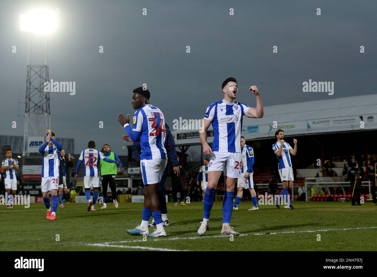 Connor Hall of Colchester United feiert die letzte Pfiffe – Grimsby Town gegen Colchester United, Sky Bet League Two, Blundell Park, Cleethorpes, Großbritannien – 11. Februar 2023 nur redaktionelle Verwendung – es gelten Einschränkungen für DataCo Stockfoto