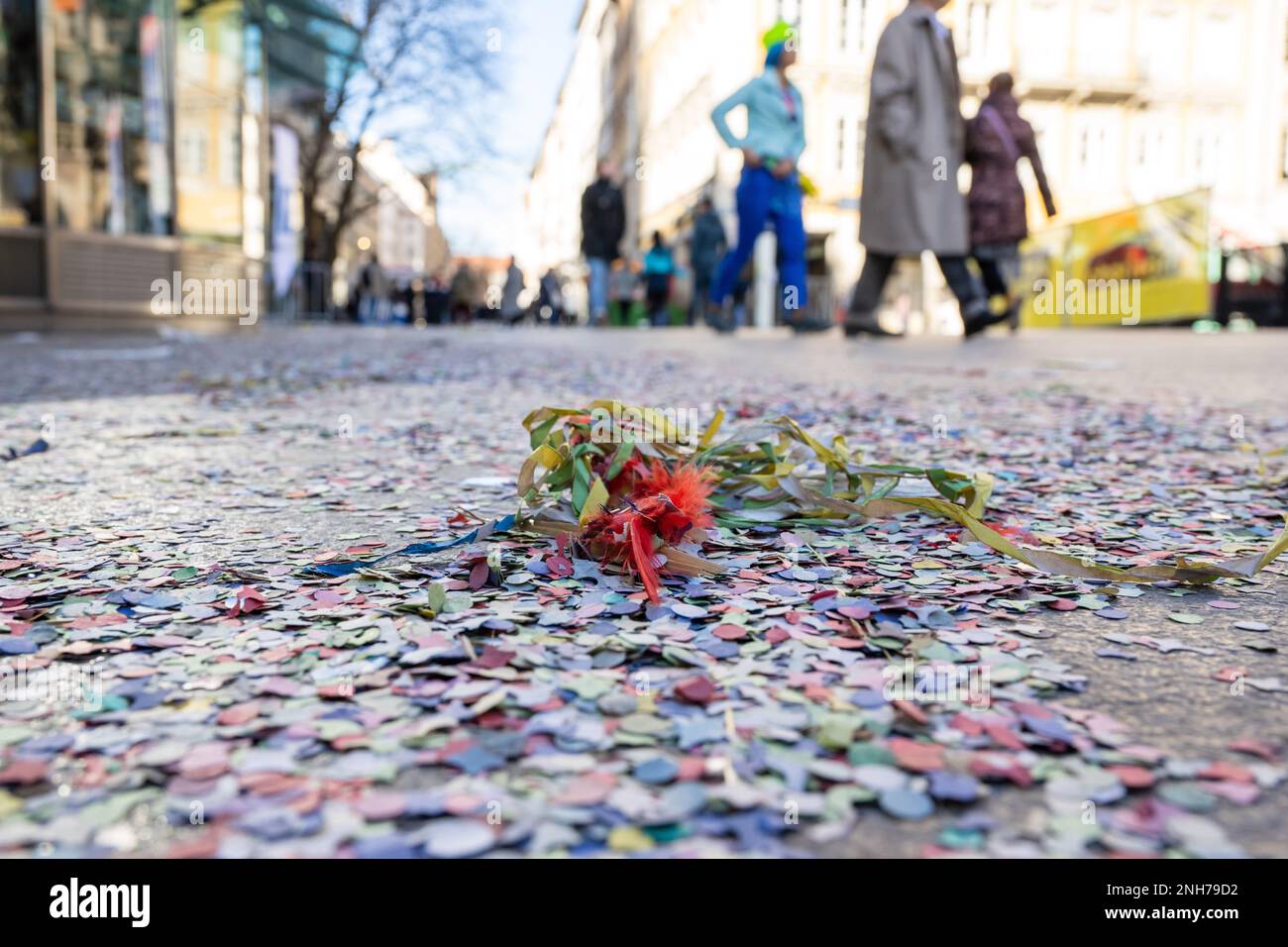 München, Deutschland. 21. Februar 2023. Konfetti liegen am Shrove Tuesday auf dem Bürgersteig vor dem Rathaus am Marienplatz. Kredit: Peter Kneffel/dpa/Alamy Live News Stockfoto