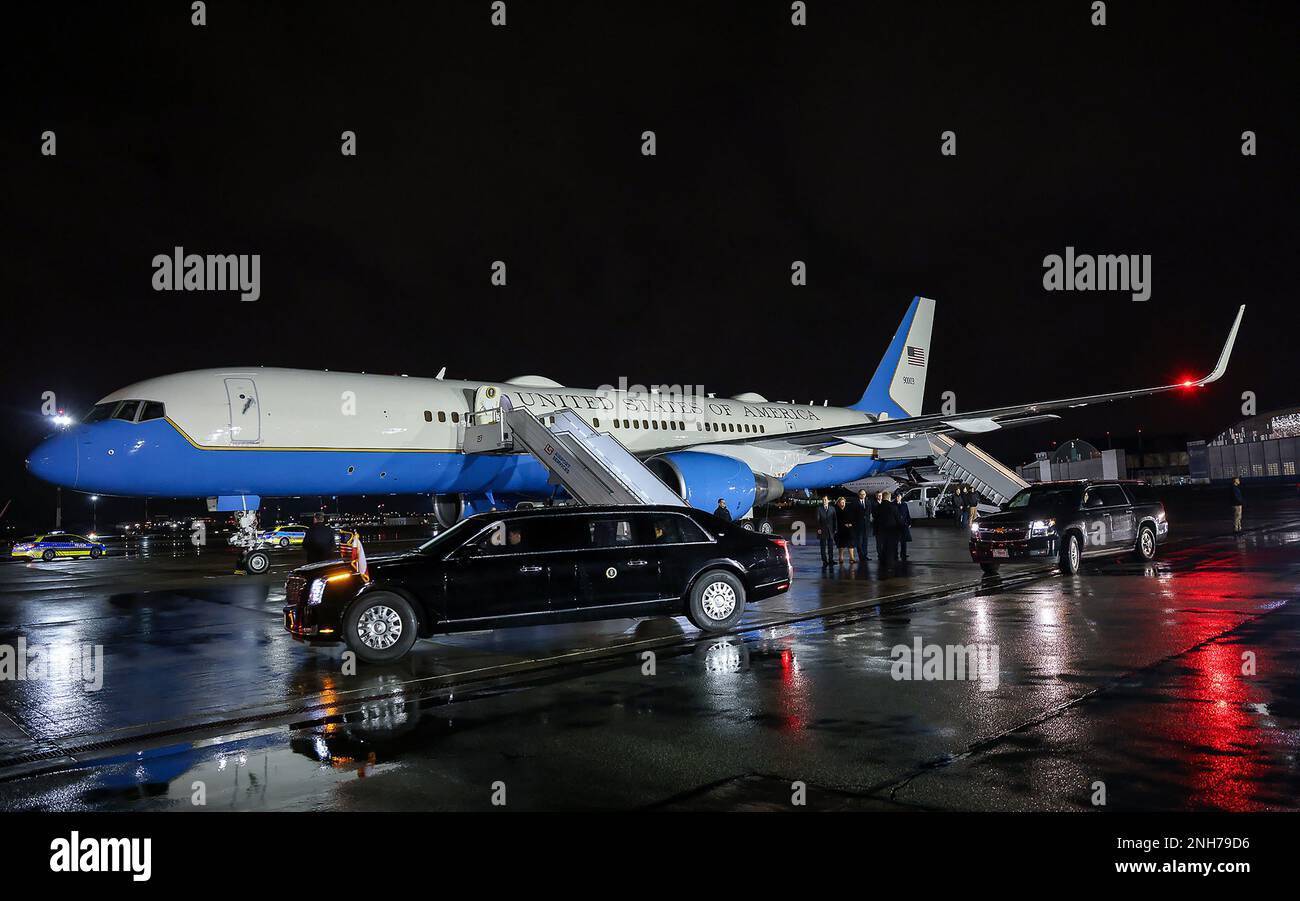 Warschau, Polen. 20. Februar 2023. Air Force One landete mit US-Präsident Joe Biden an Bord, als er am Montag, den 20. Februar 2023, auf einem Militärflughafen in Warschau (Polen) ankam. Foto: Marek Borawski/KPRP/UPI Kredit: UPI/Alamy Live News Stockfoto