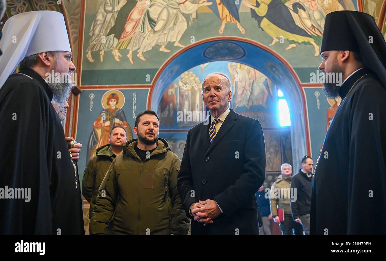 Kiew, Ukraine. 20. Februar 2023. US-Präsident Joe Biden (C-R) und sein ukrainischer Amtskollege Volodymyr Zelensky (C-L) treffen sich mit Priestern in St. Michaels goldene Kuppel-Kathedrale während eines unangekündigten Besuchs am 20. Februar 2023 in Kiew, Ukraine. Der US-Präsident Joe Biden unternahm seinen ersten unangekündigten Kriegsbesuch in der Ukraine, um vor dem einjährigen Jahrestag der russischen Invasion am 24. Februar seine Unterstützung zu zeigen. Foto: Ukrainisch-orthodoxe Kirche (OCU)/ Kredit: UPI/Alamy Live News Stockfoto