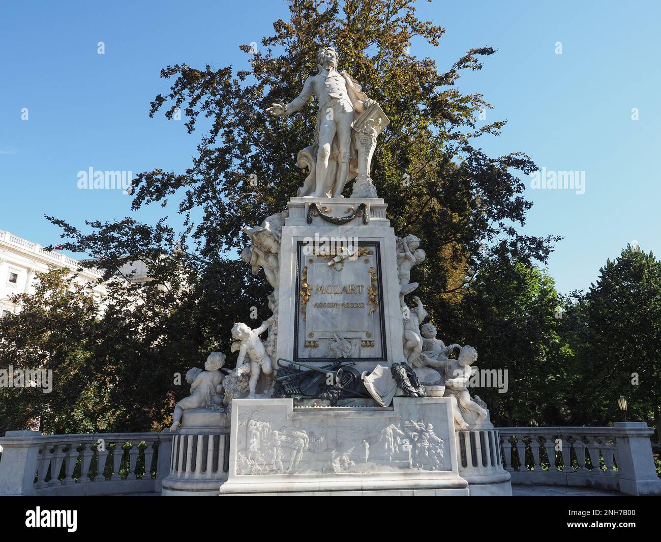 Mozart Denkmal Übersetzung Mozart-Denkmal im Burggarten von Architekt Karl Koenig und Bildhauer Viktor Tilgner um 1896 in Wien, Österreich Stockfoto