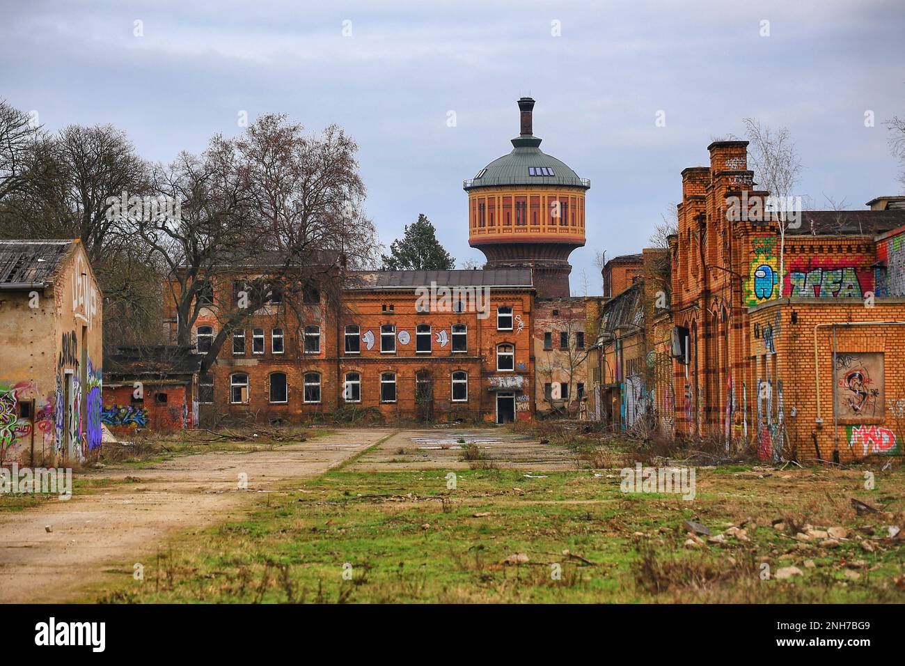 Riesige ehemalige Eisenbahnwerkstatt in Deutschland. Stockfoto