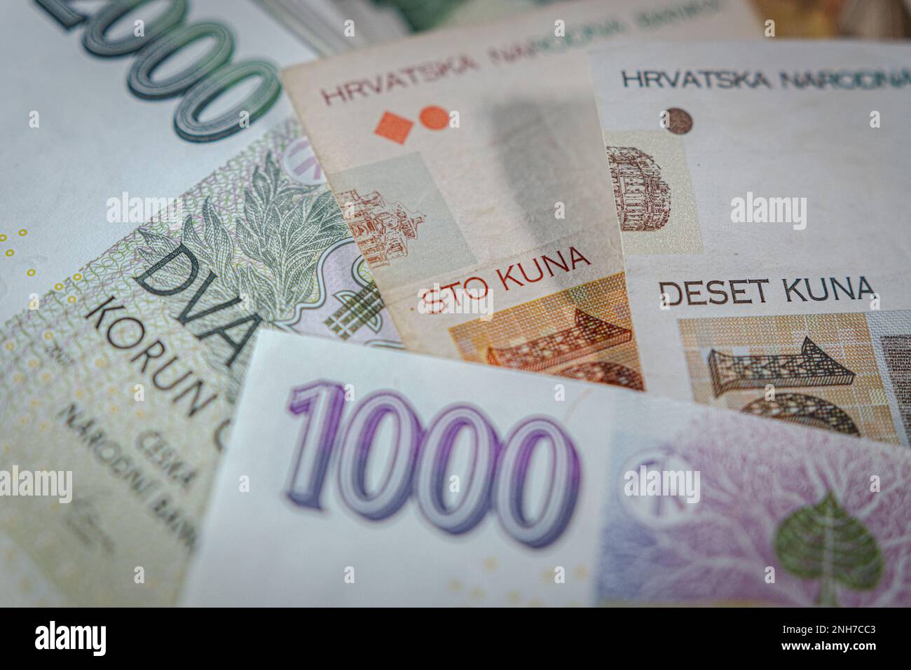 kroatische Kuna- und tschechische Kronen-Banknoten unterschiedlichen Werts, in Prag, Tschechische Republik, 30. Januar 2023. (CTK Photo/Martin Macak Gregor) Stockfoto