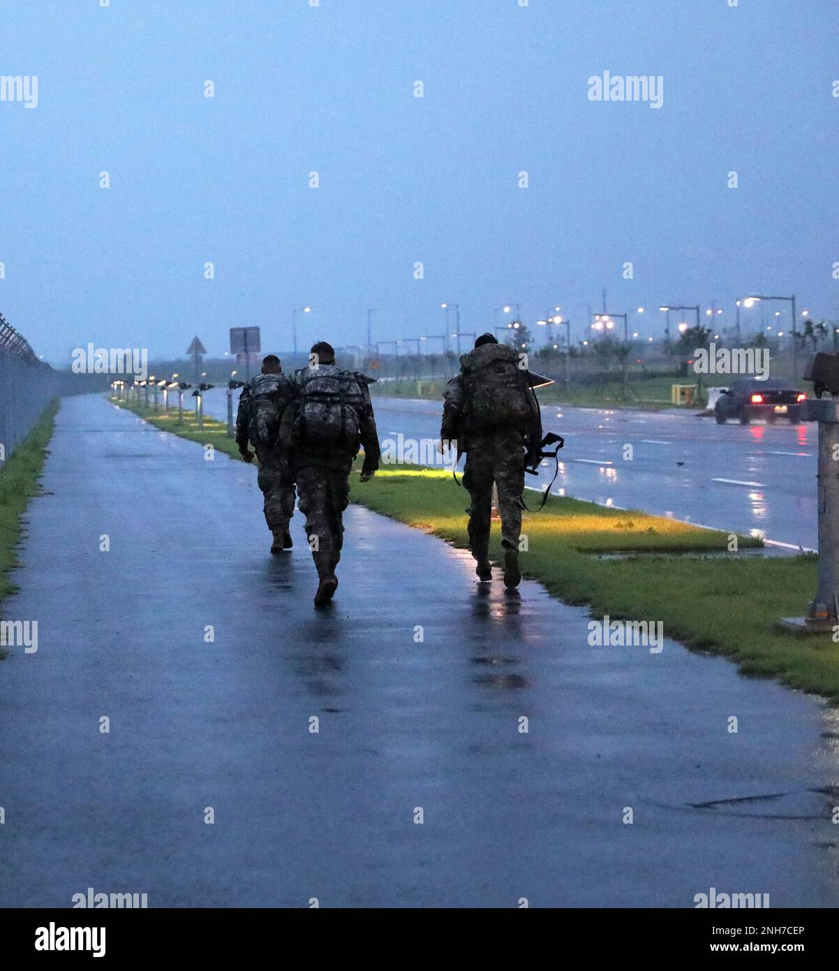 Soldaten der Air Defense Artillery Brigade aus dem Jahr 35. nehmen am 21. Juli an einem 12 km langen marsch in der US-Armee Garrison Humphreys in Südkorea Teil, die Teil der 2022 USA ist Army Pacific Best Squad Competition. Der USARPAC Best Squad Competition besteht aus mehreren fünf Soldier-Trupps aus Einheiten im Pazifik, die um die Möglichkeit wetteifern, USARPAC beim Wettbewerb des Department of the Army zu vertreten. Wettbewerbe finden auch in Japan, Hawaii, Alaska und Joint Base Lewis-McChord im Bundesstaat Washington statt. Stockfoto