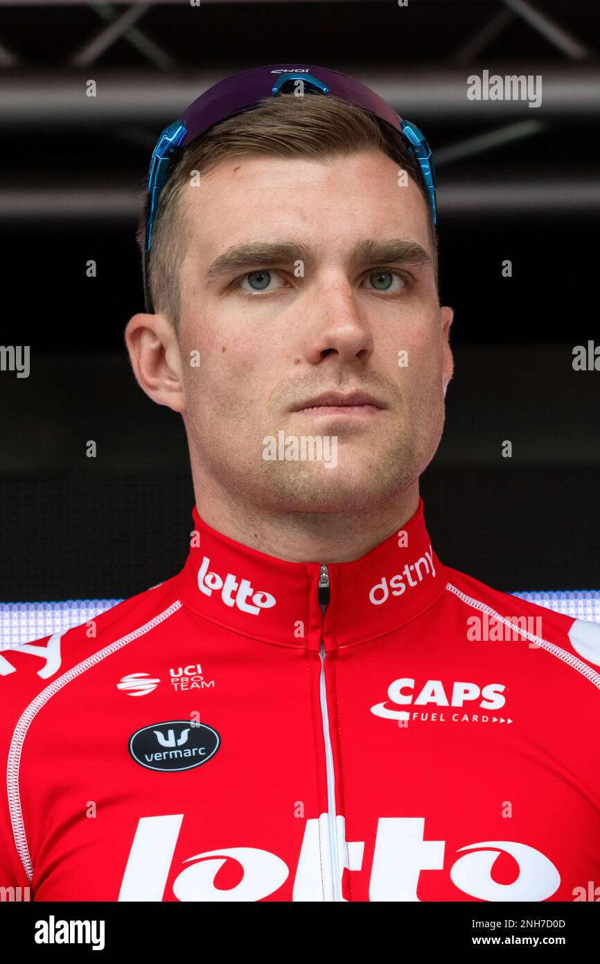 Jarne Van de Paar vom Lotto Dstny Development Team, gesehen in der Präsentationsrunde. Die zweite Etappe der Tour des Alpes-maritimes et du Var 2023 beginnt im Mandelieu la Napoule und erreicht Antibes nach 179,4 km Rennstrecke. Das gelbe Trikot des Leaders nach der ersten Etappe wird von Franzose Kevin Vauquelin (Team ARKEA Samsic) getragen, der Neilson Powless (Team EF Education – EasyPost) um 09 Sekunden voraus ist und Kevin Geniets (Team Groupama-fdj) um 11 Sekunden den dritten Platz belegt. Stockfoto