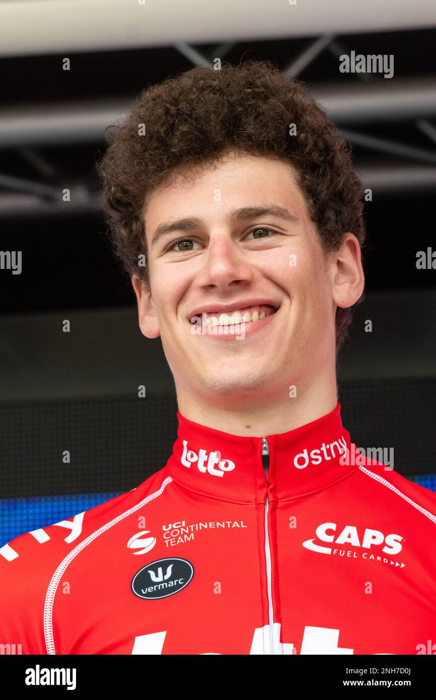 Alec Segaert vom Lotto Dstny Development Team in der Präsentationsrunde gesehen. Die zweite Etappe der Tour des Alpes-maritimes et du Var 2023 beginnt im Mandelieu la Napoule und erreicht Antibes nach 179,4 km Rennstrecke. Das gelbe Trikot des Leaders nach der ersten Etappe wird von Franzose Kevin Vauquelin (Team ARKEA Samsic) getragen, der Neilson Powless (Team EF Education – EasyPost) um 09 Sekunden voraus ist und Kevin Geniets (Team Groupama-fdj) um 11 Sekunden den dritten Platz belegt. Stockfoto