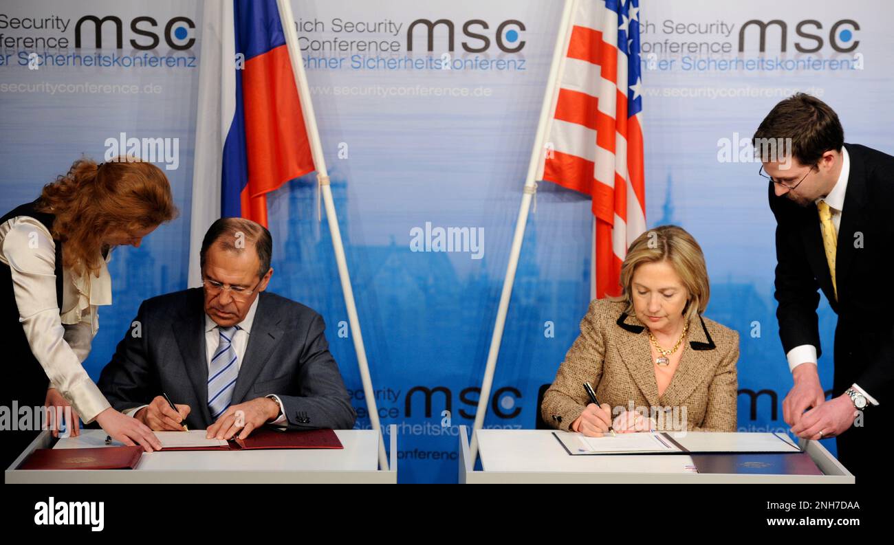 EINGEREICHT am 04. Februar 2011, Bayern, München: Damals-USA Außenministerin Hillary Clinton und der russische Außenminister Sergei Lavrov unterzeichnen auf der 47. Sicherheitskonferenz Verträge über die neue Startvereinbarung. Das neue Abkommen zwischen den USA und Russland ist das umfassendste nukleare Abrüstungsabkommen seit zwei Jahrzehnten. Der russische Präsident Putin hat die Aussetzung des letzten großen nuklearen Abrüstungsvertrags mit den Vereinigten Staaten angekündigt. Dies ist kein Rückzug, sondern eine Aussetzung des "New Start"-Vertrags, sagte der Kreml-Führer am Dienstag in Moskau. Foto: Picture Alliance/dpa Stockfoto