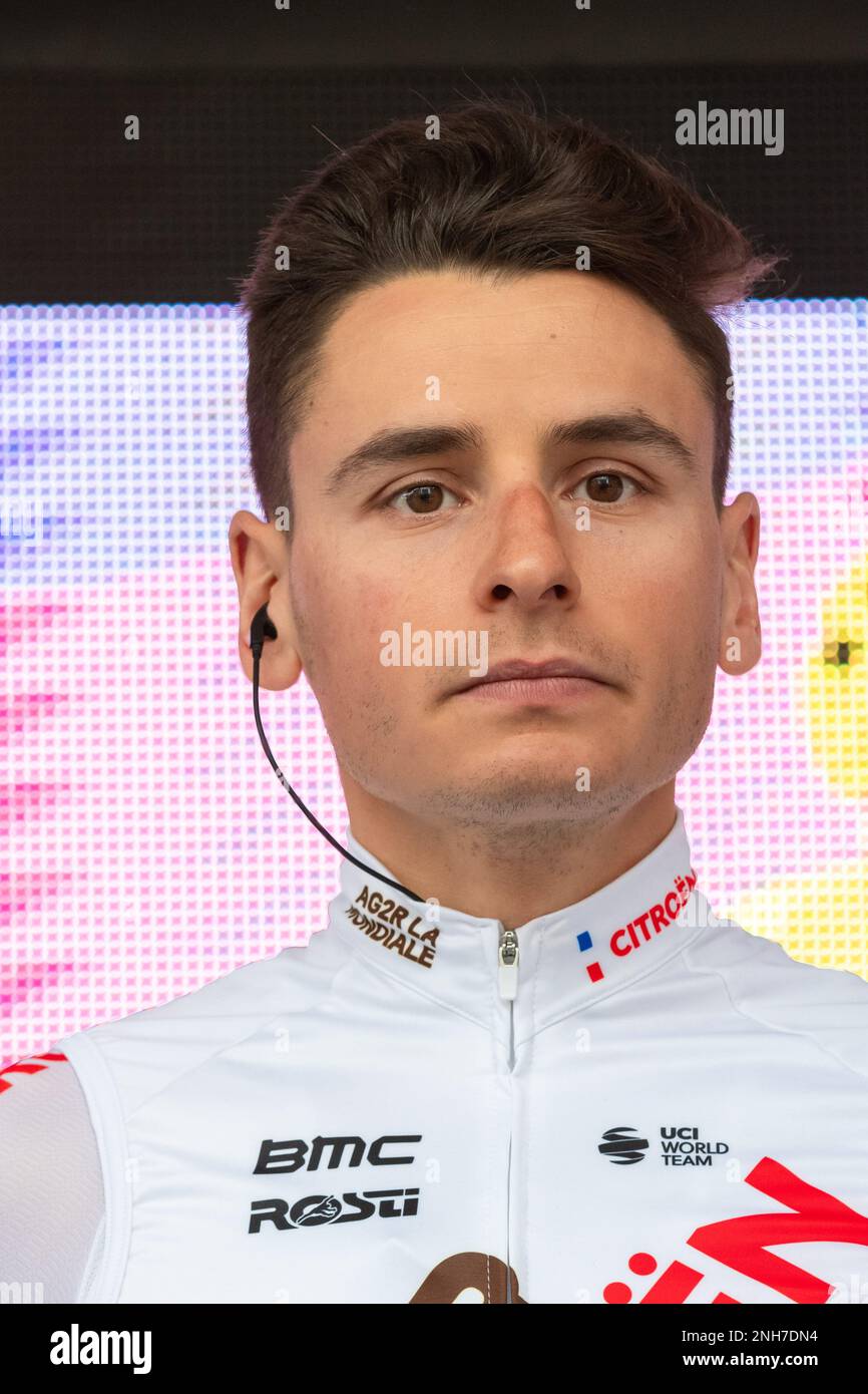 Mandelieu La Napoule, Frankreich. 18. Februar 2023. Clément Venturini vom AG2R. Team Citroën, gesehen während der Präsentationsrunde. Die zweite Etappe der Tour des Alpes-maritimes et du Var 2023 beginnt im Mandelieu la Napoule und erreicht Antibes nach 179, 4 km Rennstrecke. Das gelbe Trikot des Leaders nach der ersten Etappe wird von Franzose Kevin Vauquelin (Team ARKEA Samsic) getragen, der Neilson Powless (Team EF Education – EasyPost) um 09 Sekunden voraus ist und Kevin Geniets (Team Groupama-fdj) um 11 Sekunden den dritten Platz belegt. (Foto: Laurent Coust/SOPA Images/Sipa USA) Guthaben: SIPA USA/Alamy Live News Stockfoto