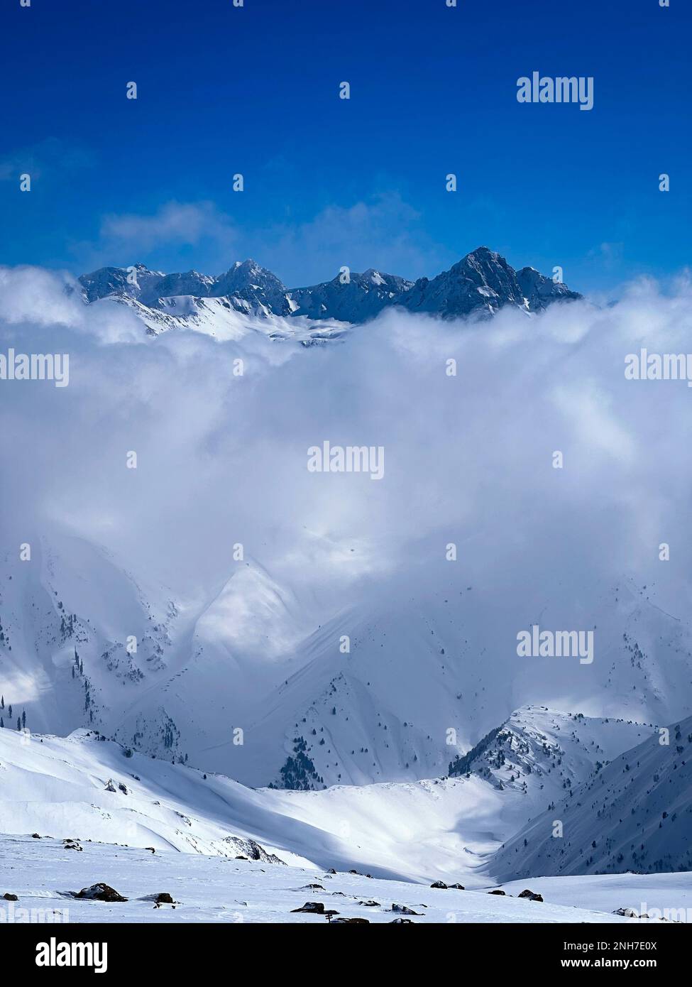 Schneebedeckte Berggipfel im Himalaya. Gletscher sind Wasserquellen für Indien, bangladesch, Nepal und andere asiatische Länder. Berge mit Schnee. Stockfoto