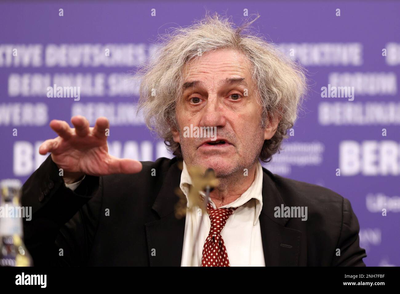 Berlin, Deutschland. 21. Februar 2023. Philippe Garrel, Regisseur und Drehbuchautor, spricht auf der Pressekonferenz für den Film "Le Grand Chariot", der im Wettbewerb steht. Das 73. Internationale Filmfestival findet von 16 bis 26.02.2023 Uhr in Berlin statt. Kredit: Jörg Carstensen/dpa/Alamy Live News Stockfoto