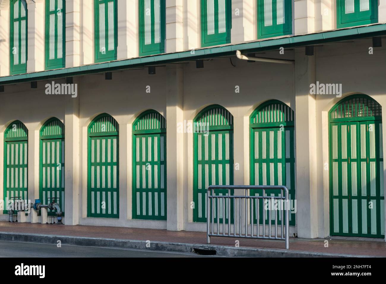 Eine Reihe von ehemaligen thailändisch-chinesischen Ladenhäusern, die zum Überbau der MRT-Station Sam Yot (U-Bahn, U-Bahn), Bangkok, Thailand, umgebaut wurden Stockfoto