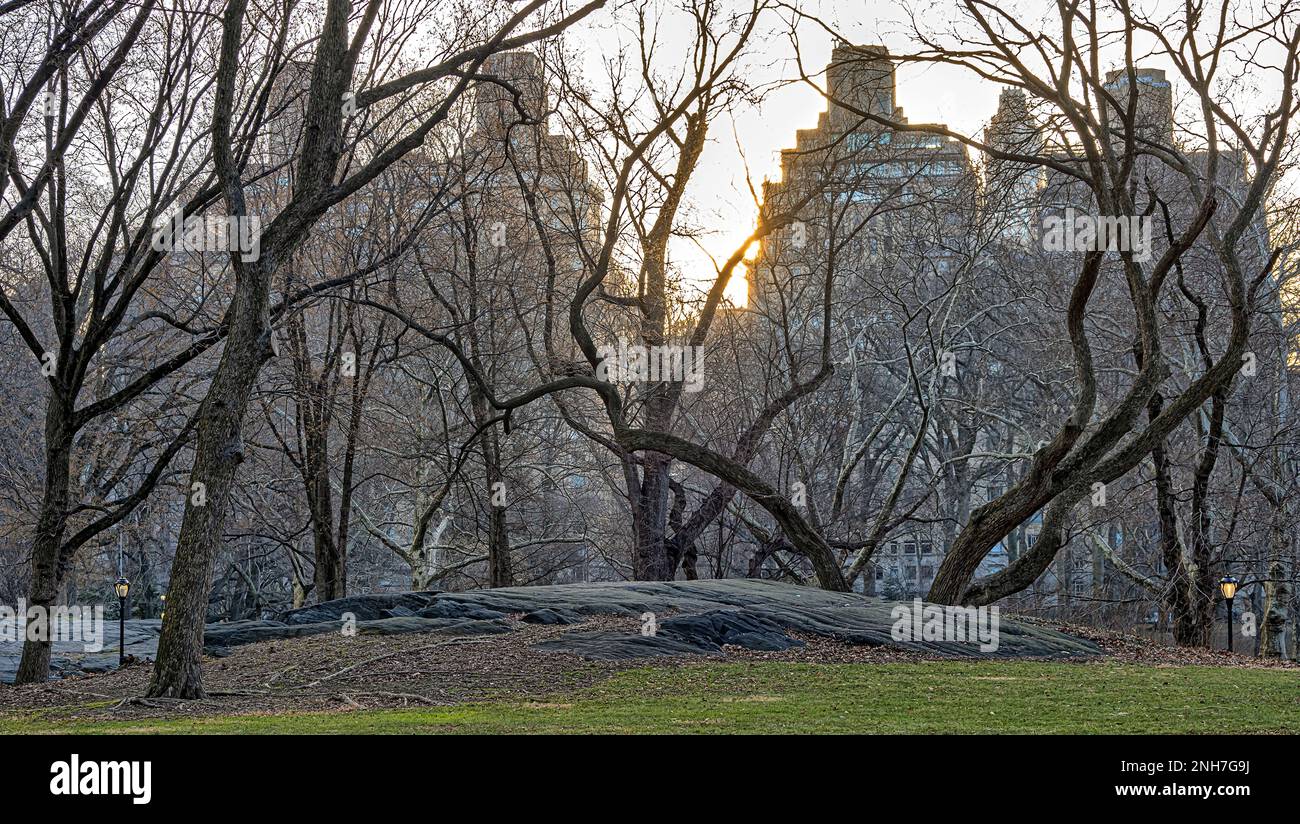 Central Park im Winter mit Blick auf die Upper East Side bei Sonnenaufgang Stockfoto