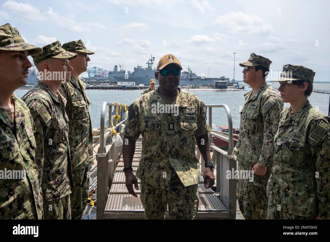 220722-N-KK394-1031 NORFOLK, VA (22. Juli 2022) Fleet Master Chief Huben Phillips, US-2.-Flotte, besteigt den Ticonderoga-Klasse-geführten Raketenkreuzer USS Leyte Gulf (CG 55) für eine Schiffstour am 21. Juli. Die US-2.-Flotte beschäftigt Seestreitkräfte, die bereit sind, über mehrere Domänen im Atlantik und in der Arktis zu kämpfen, um den Zugang zu gewährleisten, Aggressionen abzuwehren und die Interessen der USA, Verbündeten und Partner zu verteidigen. Stockfoto