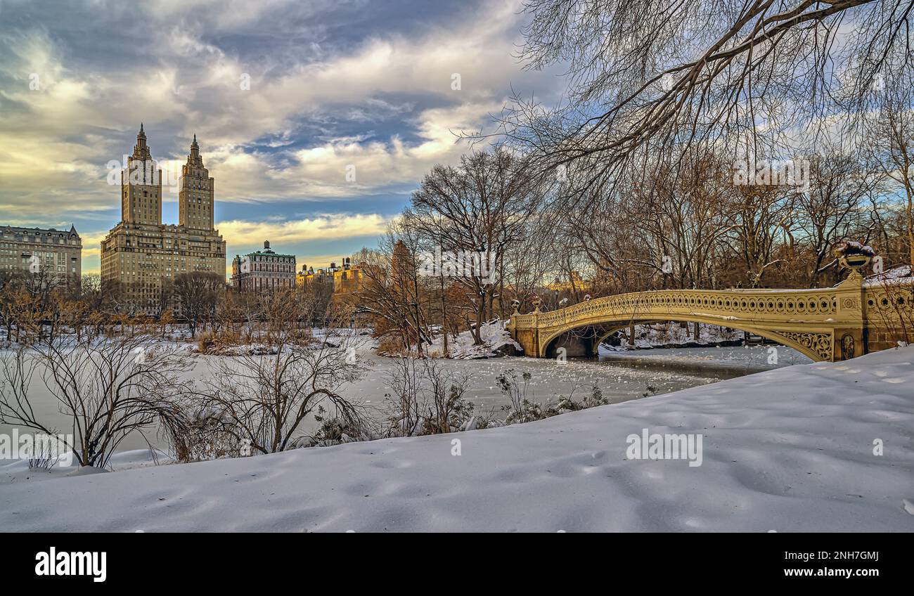 Bogenbrücke, Central Park, New York City, früh am bewölkten Tag nach Schneesturm Stockfoto
