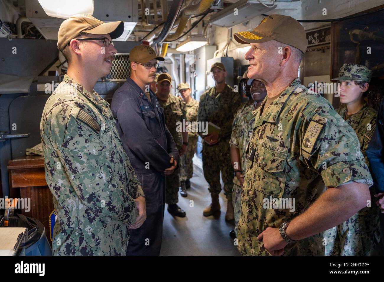 220722-N-KK394-1133 NORFOLK, VA (22. Juli 2022) Vizeadmiral Daniel Dwyer, Kommandeur der US-2.-Flotte, spricht mit Seeleuten an Bord des Ticonderoga-Klasse-Guided-Missile Cruiser USS Leyte Gulf (CG 55), Juli 21. Die US-2.-Flotte beschäftigt Seestreitkräfte, die bereit sind, über mehrere Domänen im Atlantik und in der Arktis zu kämpfen, um den Zugang zu gewährleisten, Aggressionen abzuwehren und die Interessen der USA, Verbündeten und Partner zu verteidigen. Stockfoto