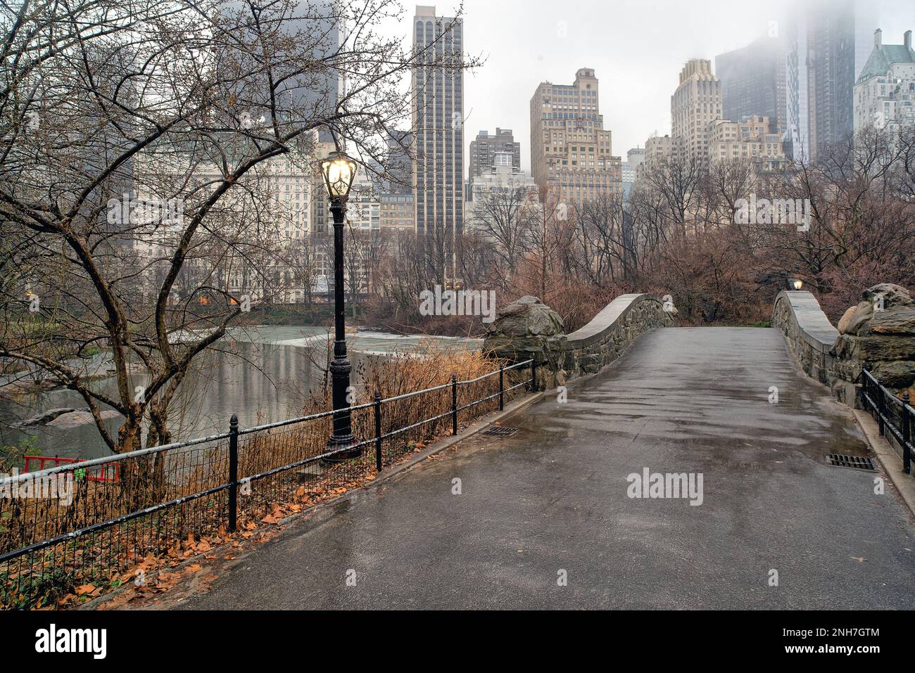 Gapstow Bridge im Central Park im Winter an regnerischen Morgen Stockfoto
