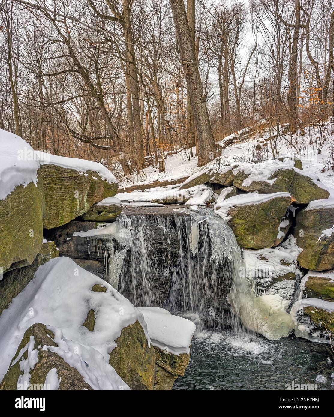Central Park im Winter, Wasserfall im Winter nach Schneesturm Stockfoto