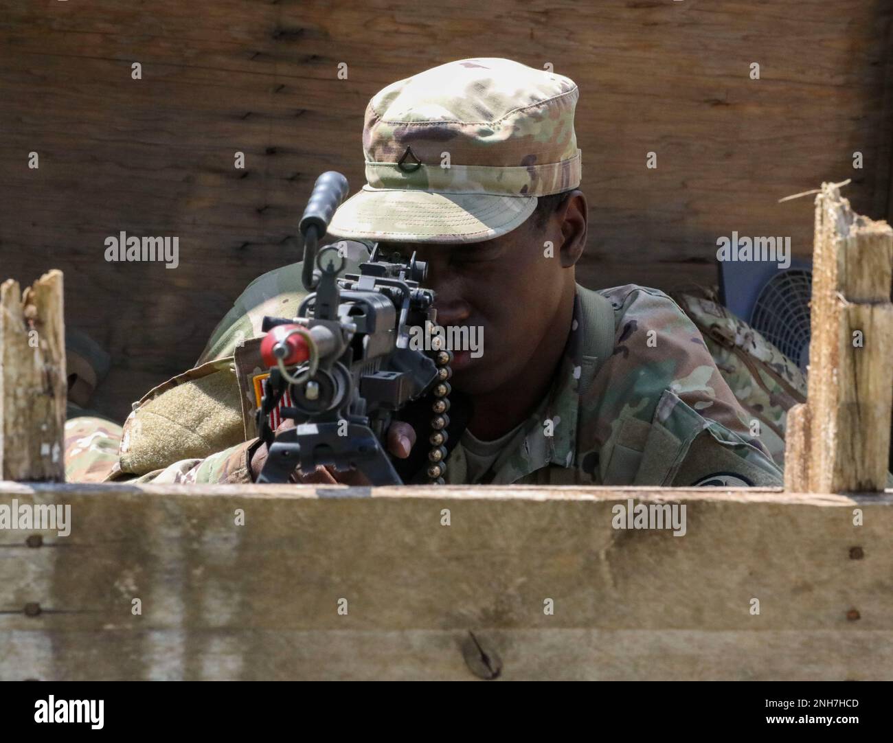 Die 231. Transportation Company aus Athen, Georgia, führt am 21. Juli 2022 in Fort McCoy, Wisconsin, Perimeterverteidigung rund um die taktische Trainingsbasis Independence durch. Die Soldaten der 231. bieten Transportunterstützung, indem sie sicherstellen, dass rollendes Material - alle Geräte mit Rädern - während einer jährlichen Krieger-Übung, bei der US-amerikanische, ordnungsgemäß empfangen, gelagert und verteilt wird Einheiten der Army Reserve führen gemeinsame Schulungen im Rahmen der 78. Ausbildungsabteilung durch. PFC Rowan Taylor bietet Sicherheit an einem Kontrollpunkt. Stockfoto