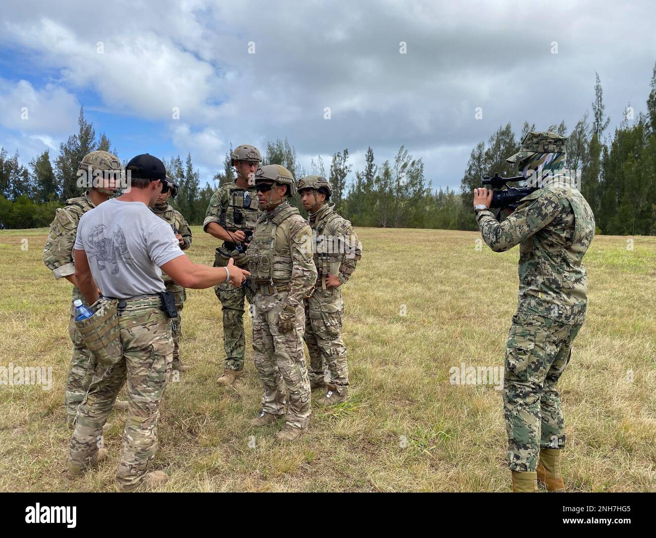 KAHUKU TRAINING AREA, Hawaii (21. Juli 2022) Kameramann Carlos Rascón ...