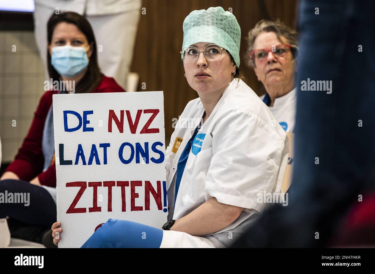 AMSTERDAM - Angestellte des Antoni van Leeuwenhoek Krankenhauses sitzen auf dem Boden als Kampagne für einen besseren Tarifvertrag. Die Maßnahme ist mit dem von den Gewerkschaften festgelegten Ultimatum verbunden. Sie wollen, dass der niederländische Krankenhausverband ihren Forderungen nachkommt, einen Streik zu verhindern. ANP EVA PLEVIER niederlande raus - belgien raus Stockfoto