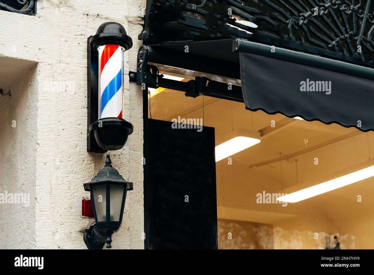Barber Shop Light rund dreifarbige Stange Spiralschild auf dem Gebäude Stockfoto
