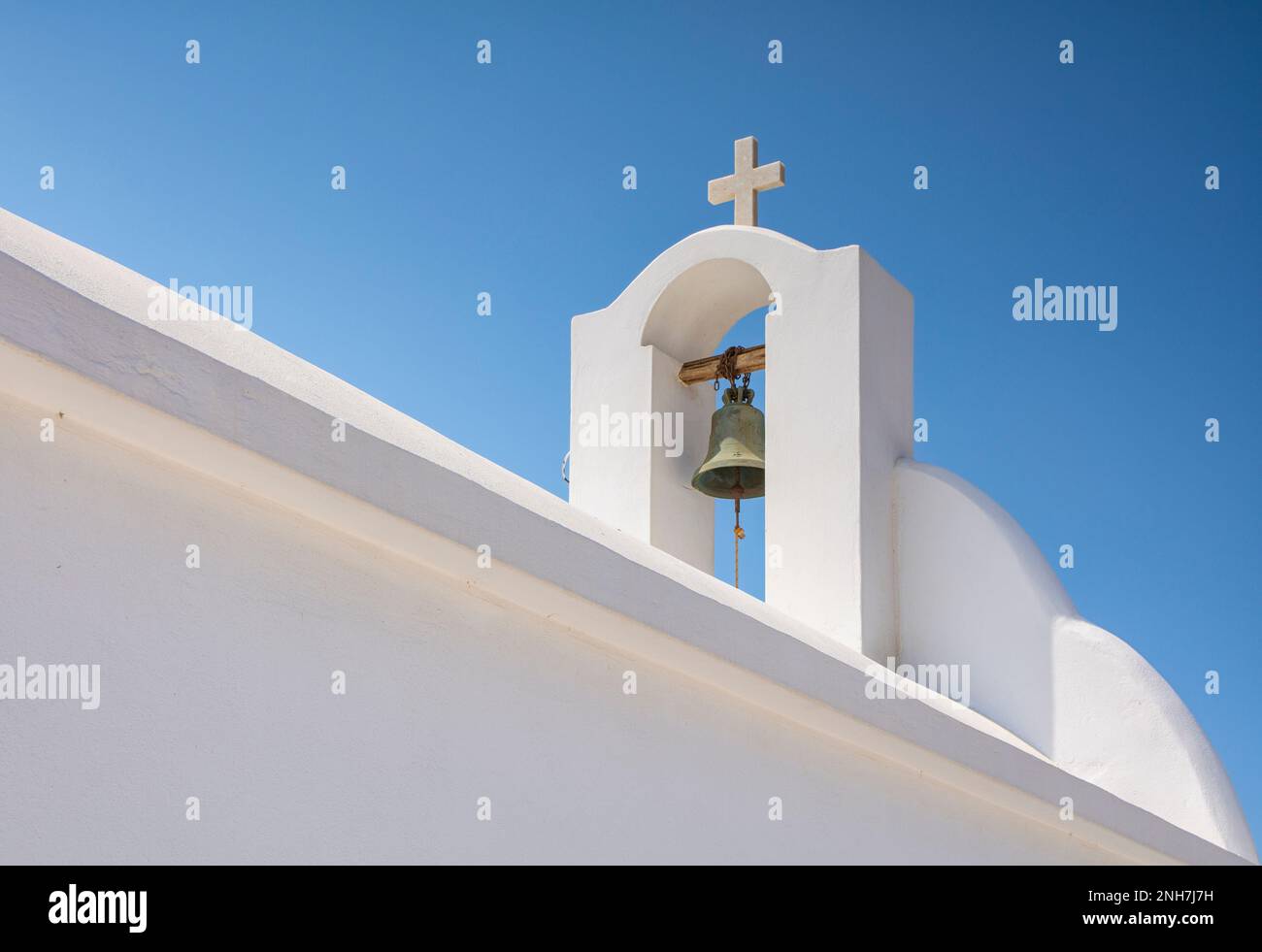 Charakteristischer Glockenturm im kykladischen Stil, Griechenland Stockfoto