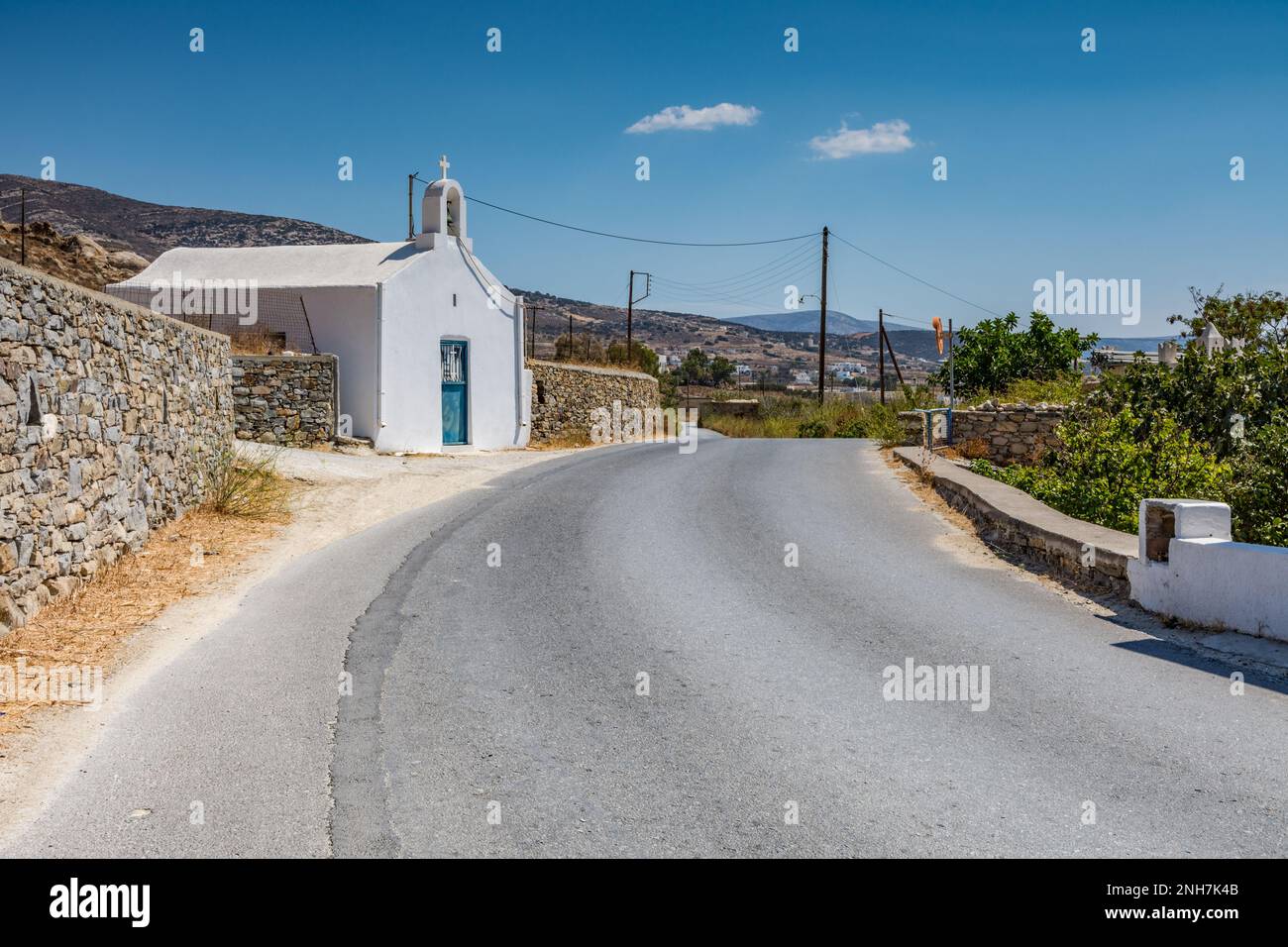 Charakteristische kleine Kirche am Rande einer Straße, Naxos Stockfoto