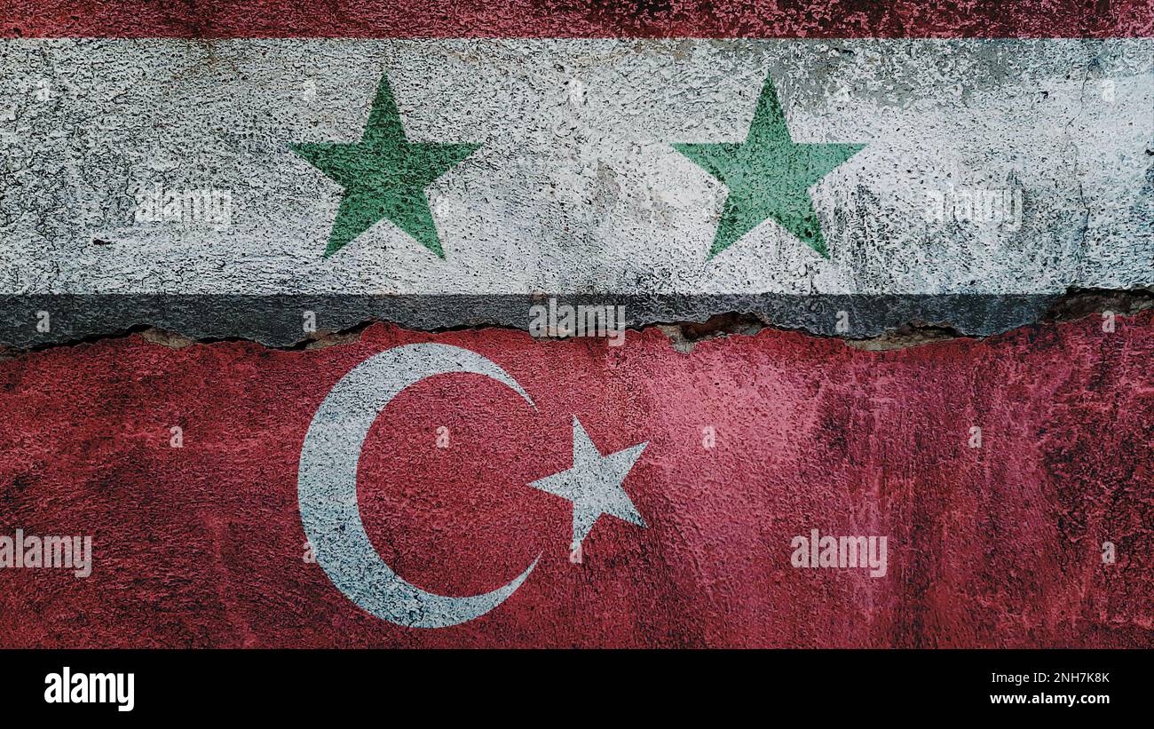 Syrische und türkische Flagge auf rissigem Wandhintergrund. Wirtschaftswissenschaften, politische Konflikte, Konsistenz des Kriegskonzepts Stockfoto