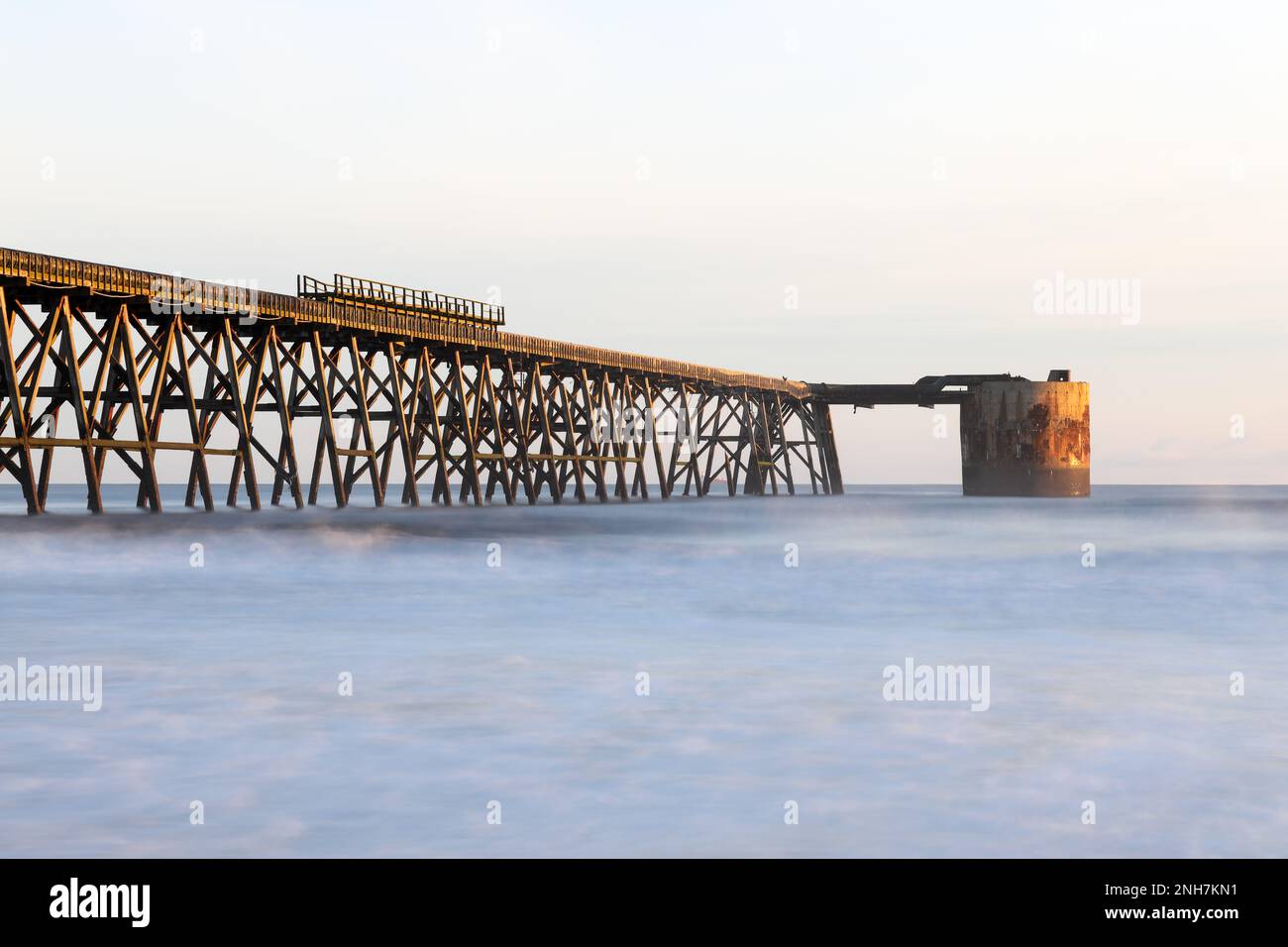 Steetley Pier, Hartlepool, County Durham, Großbritannien. Der Pier wurde in den 1960er Jahren genutzt, um Wasser in das Magnesitwerk zu Pumpen, das seitdem abgerissen wurde. Stockfoto