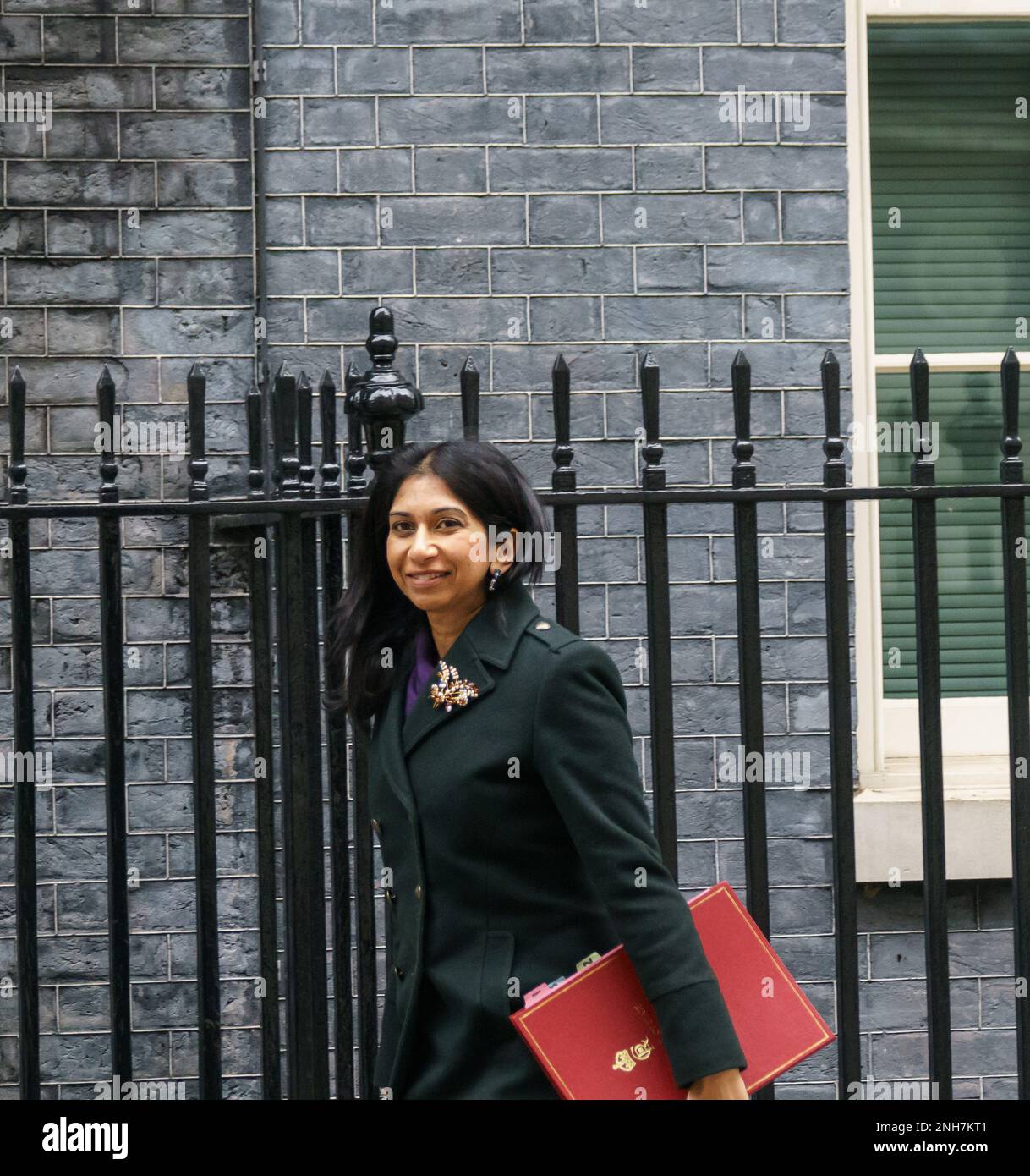 Downing Street, London, Großbritannien. Februar 21. 2023. Die Minister kommen zur wöchentlichen Kabinettssitzung. BILD: RT Hon Suella Braverman MP (Innenministerin) BridgetCatterall/AlamyLiveNews Stockfoto