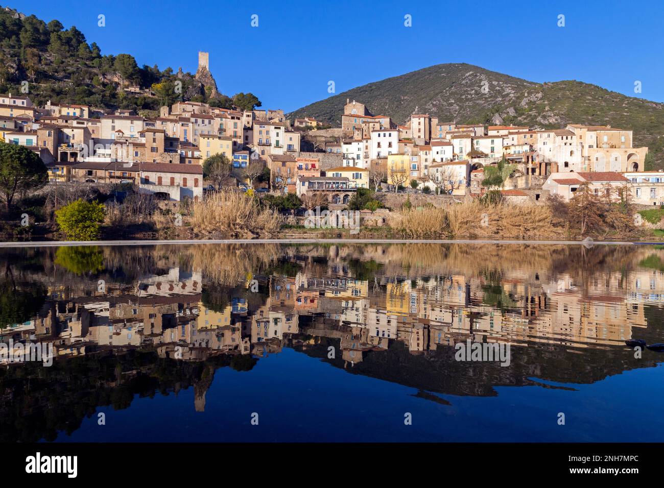 Das Dorf Roquebrun am Ufer des Orb. Haut-Languedoc, Occitanie, Frankreich Stockfoto