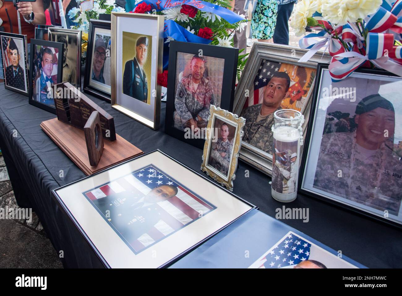 HÅGATÑA, Guam (25. Juli 2022) - Porträts von Mitgliedern des Gefallenen-Dienstes werden während der Gedenkfeier des Gold Star Families Monument in Hågatña am 21. Juli gezeigt. Militärführer, Regierungsbeamte und Einwohner der Region versammelten sich zu der Zeremonie, bei der Gold Star-Familien und Mitglieder des Militärs geehrt wurden, die in Ausübung ihrer Pflicht ihr Leben verloren. Stockfoto